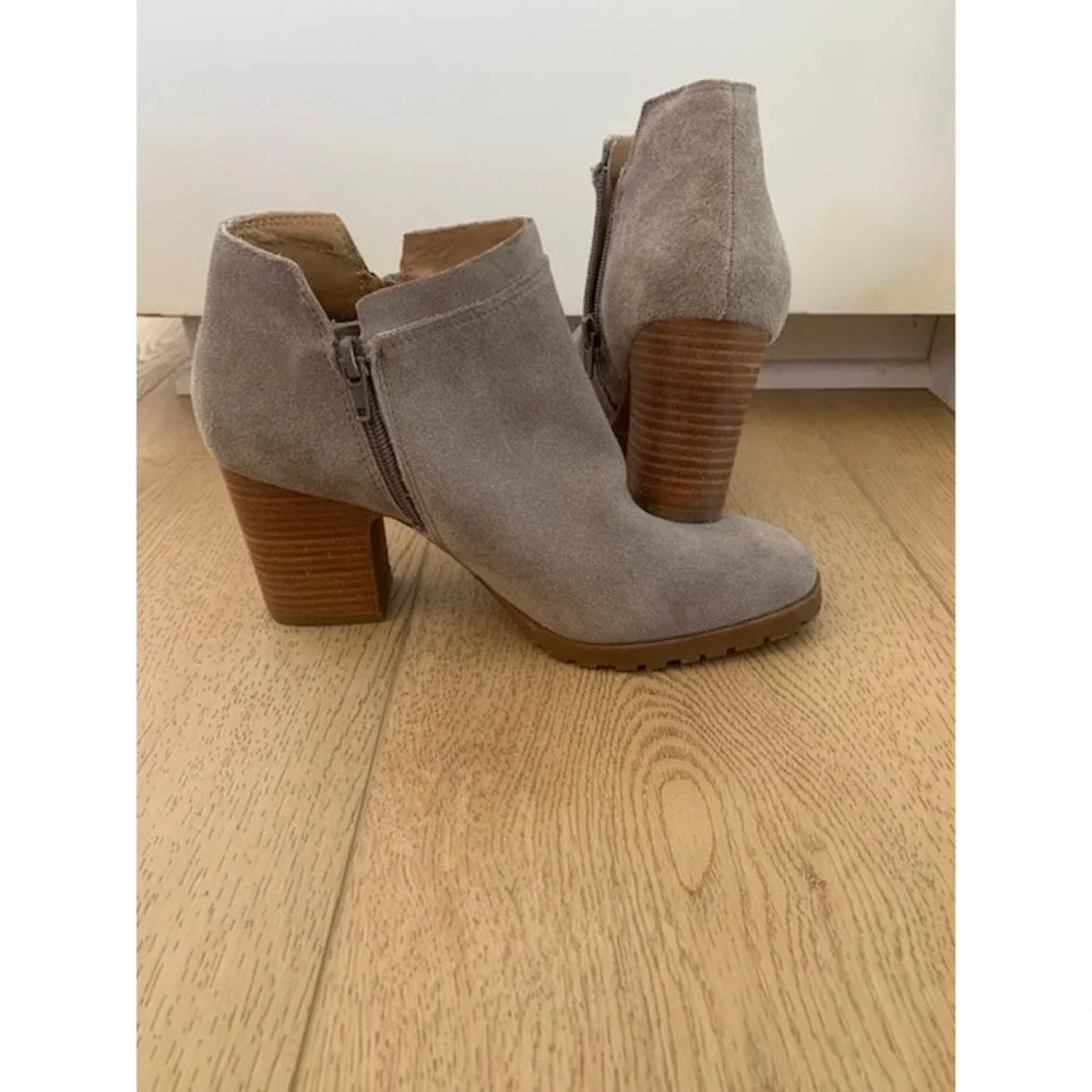 Lucky Brand Grey Suede Ankle Boots Lug Sole Stacked Heel Booties Womens 7.5 M 38